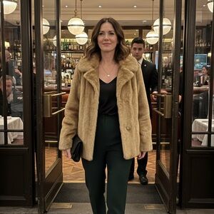 Jones New York Plush faux fur coat in Tan size large